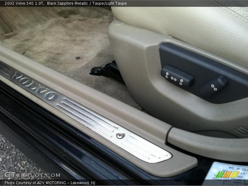 Black Sapphire Metallic / Taupe/Light Taupe 2002 Volvo S40 1.9T