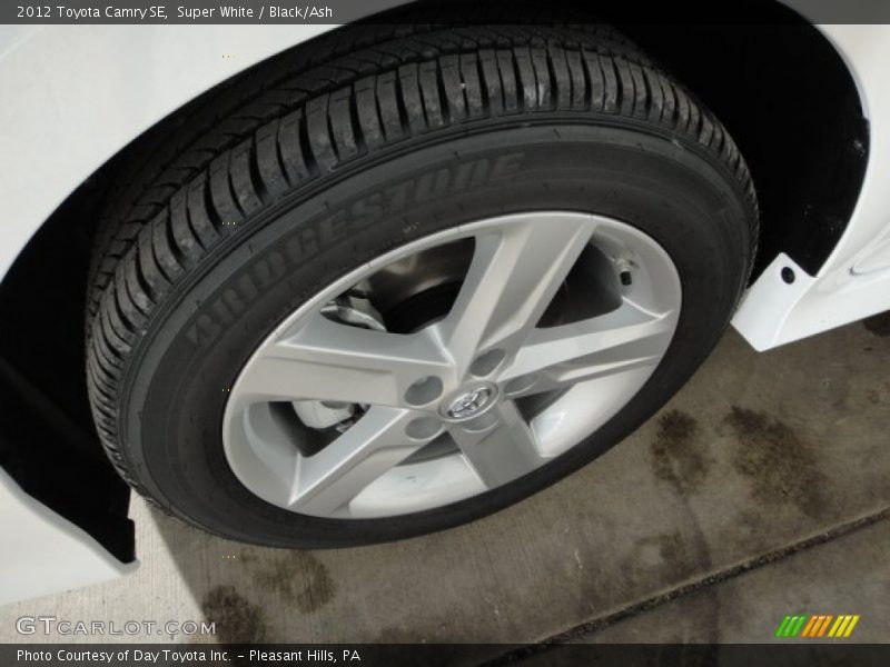 Super White / Black/Ash 2012 Toyota Camry SE