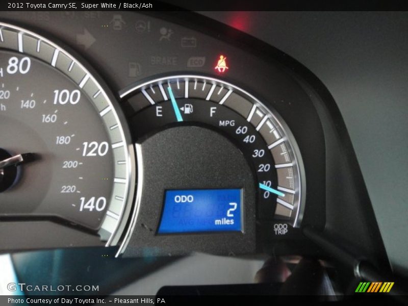 Super White / Black/Ash 2012 Toyota Camry SE