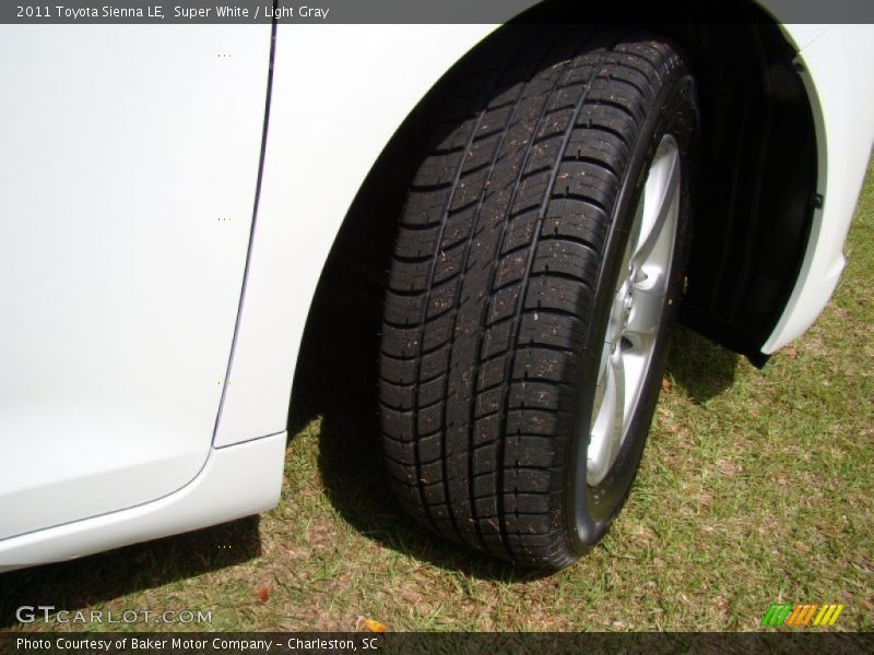 Super White / Light Gray 2011 Toyota Sienna LE