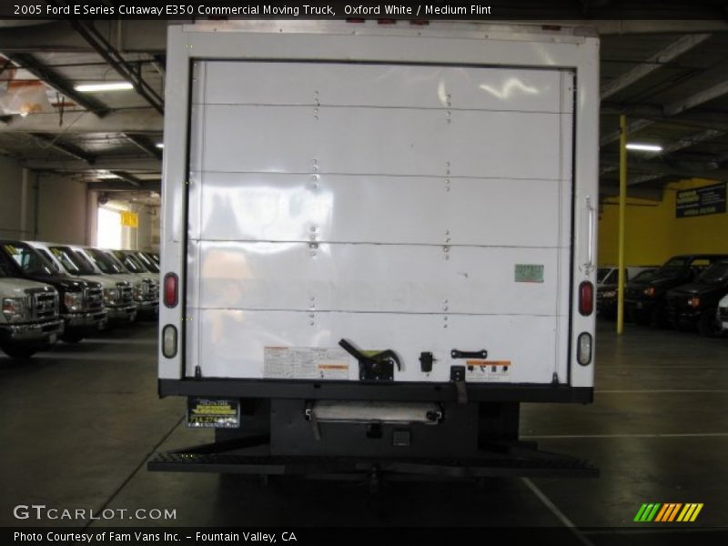 Oxford White / Medium Flint 2005 Ford E Series Cutaway E350 Commercial Moving Truck