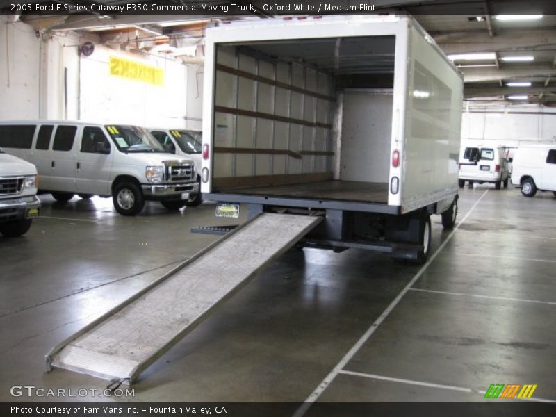 2005 E Series Cutaway E350 Commercial Moving Truck Trunk
