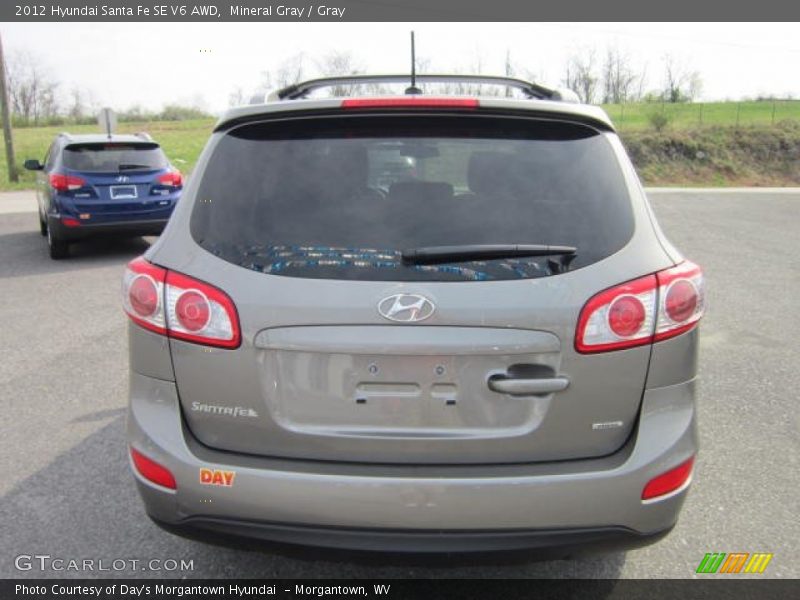 Mineral Gray / Gray 2012 Hyundai Santa Fe SE V6 AWD