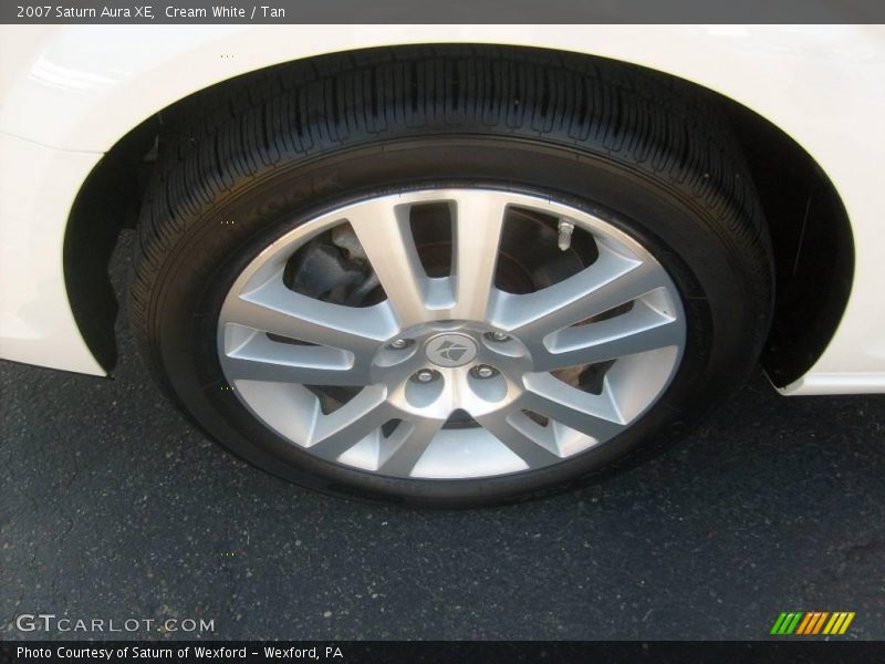 Cream White / Tan 2007 Saturn Aura XE
