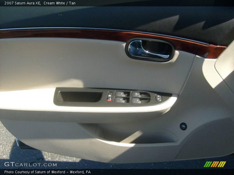 Cream White / Tan 2007 Saturn Aura XE