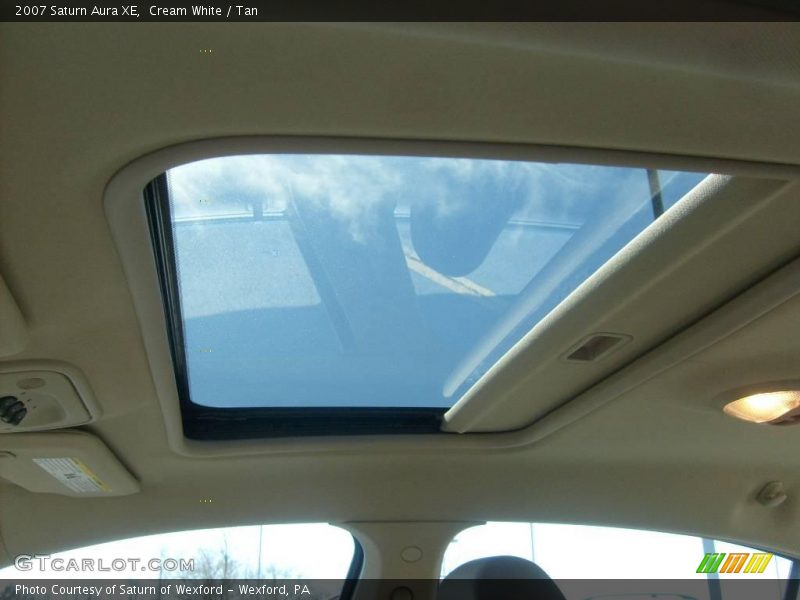 Cream White / Tan 2007 Saturn Aura XE