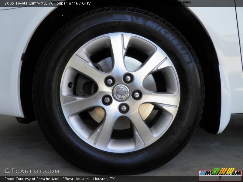Super White / Gray 2005 Toyota Camry XLE V6