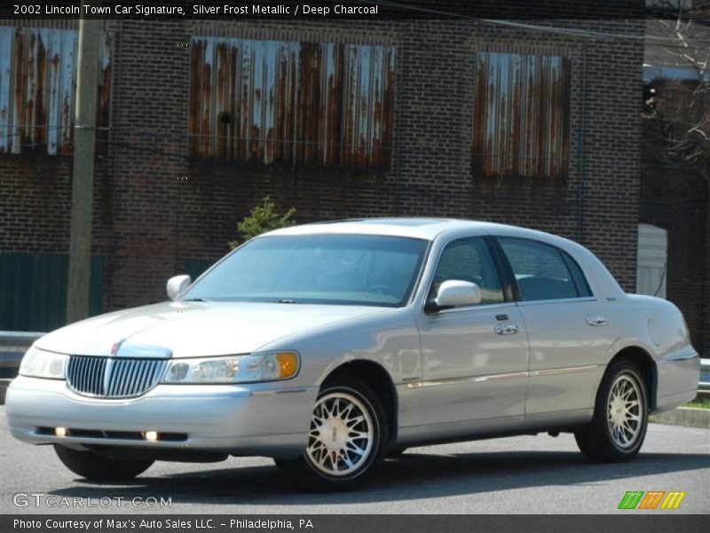 Silver Frost Metallic / Deep Charcoal 2002 Lincoln Town Car Signature
