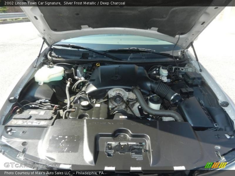 Silver Frost Metallic / Deep Charcoal 2002 Lincoln Town Car Signature