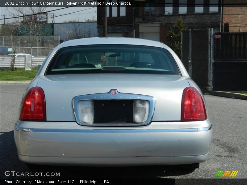 Silver Frost Metallic / Deep Charcoal 2002 Lincoln Town Car Signature