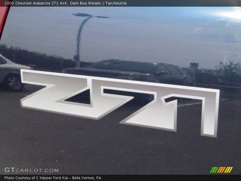 Dark Blue Metallic / Tan/Neutral 2005 Chevrolet Avalanche Z71 4x4