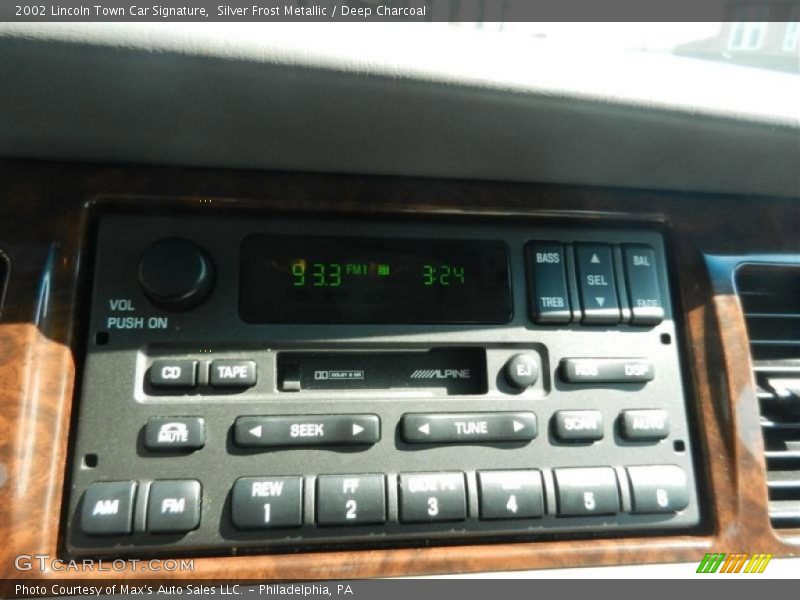 Silver Frost Metallic / Deep Charcoal 2002 Lincoln Town Car Signature
