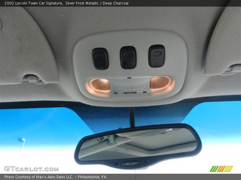 Silver Frost Metallic / Deep Charcoal 2002 Lincoln Town Car Signature