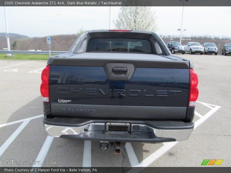 Dark Blue Metallic / Tan/Neutral 2005 Chevrolet Avalanche Z71 4x4