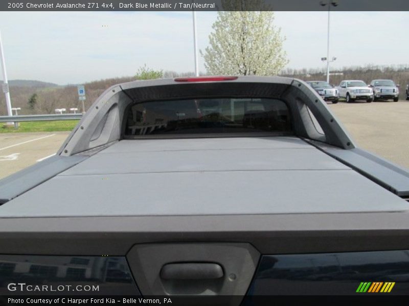 Dark Blue Metallic / Tan/Neutral 2005 Chevrolet Avalanche Z71 4x4