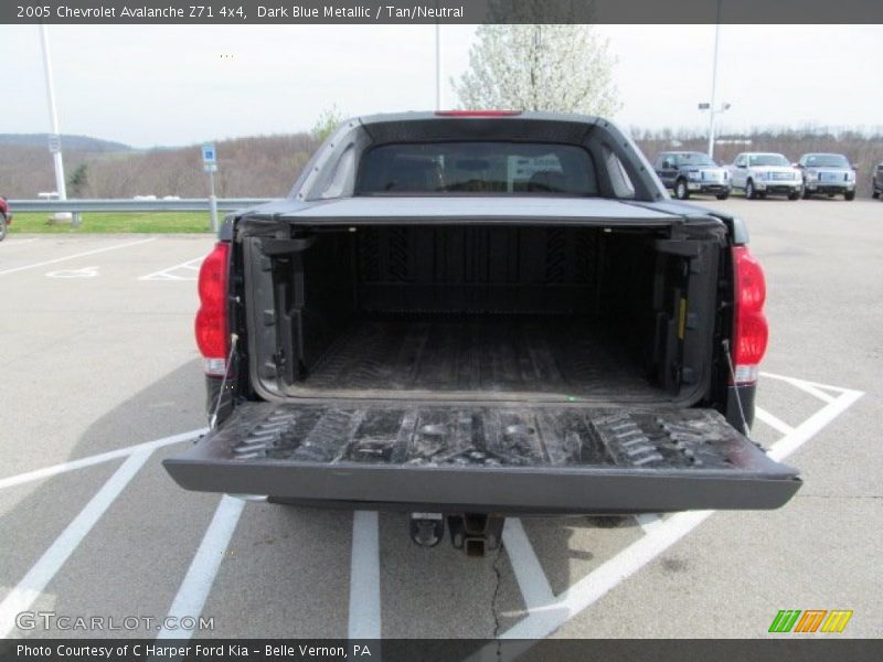 Dark Blue Metallic / Tan/Neutral 2005 Chevrolet Avalanche Z71 4x4