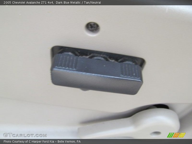 Dark Blue Metallic / Tan/Neutral 2005 Chevrolet Avalanche Z71 4x4