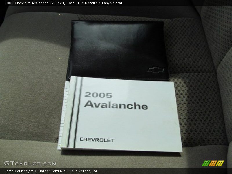 Dark Blue Metallic / Tan/Neutral 2005 Chevrolet Avalanche Z71 4x4