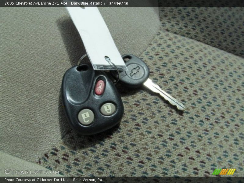 Dark Blue Metallic / Tan/Neutral 2005 Chevrolet Avalanche Z71 4x4