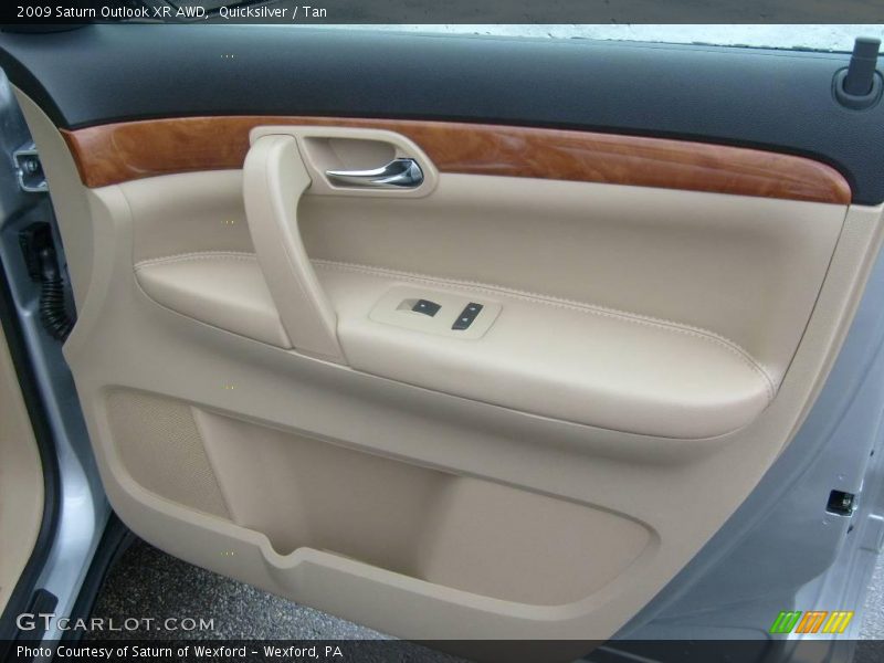 Quicksilver / Tan 2009 Saturn Outlook XR AWD