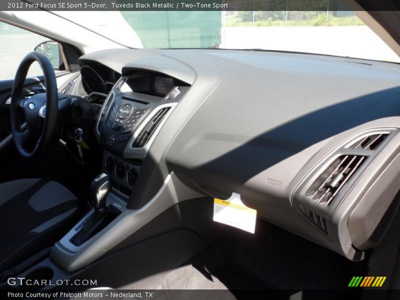 Tuxedo Black Metallic / Two-Tone Sport 2012 Ford Focus SE Sport 5-Door