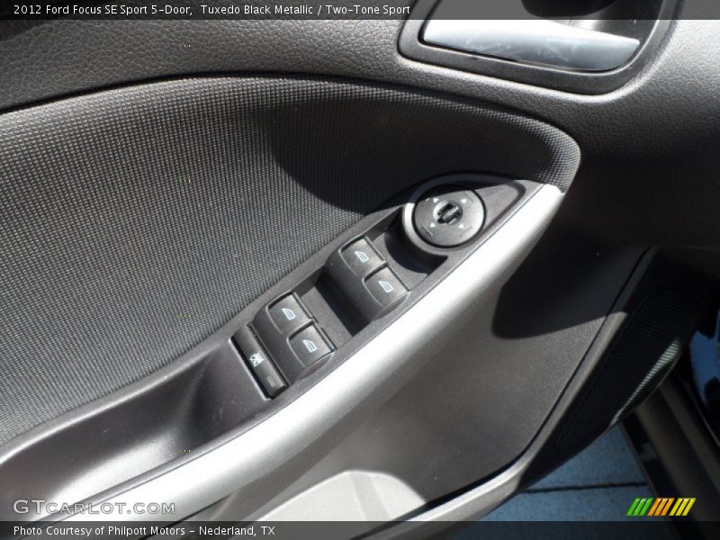 Tuxedo Black Metallic / Two-Tone Sport 2012 Ford Focus SE Sport 5-Door