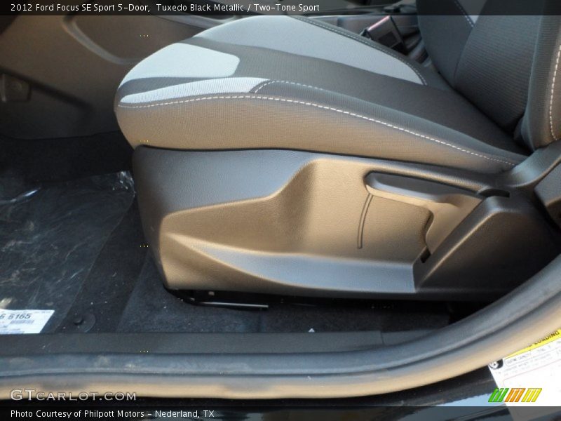 Tuxedo Black Metallic / Two-Tone Sport 2012 Ford Focus SE Sport 5-Door