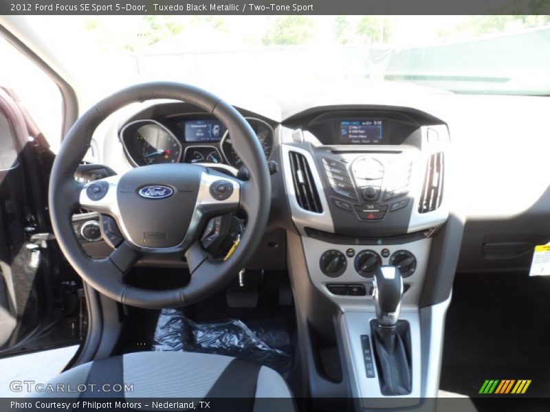 Tuxedo Black Metallic / Two-Tone Sport 2012 Ford Focus SE Sport 5-Door