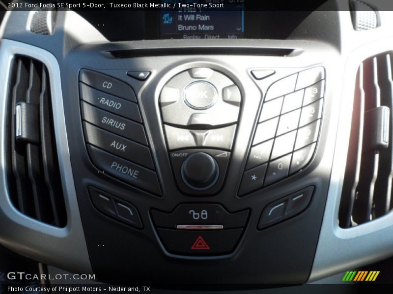 Tuxedo Black Metallic / Two-Tone Sport 2012 Ford Focus SE Sport 5-Door