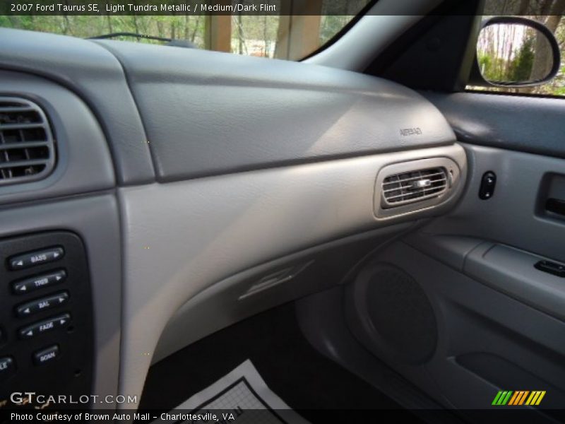 Light Tundra Metallic / Medium/Dark Flint 2007 Ford Taurus SE