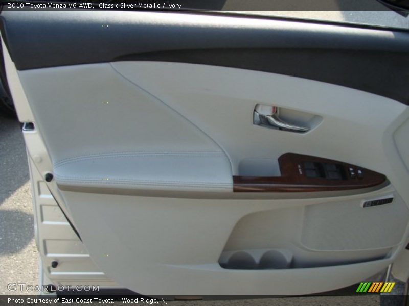 Classic Silver Metallic / Ivory 2010 Toyota Venza V6 AWD