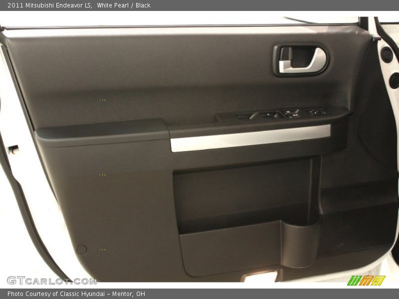 White Pearl / Black 2011 Mitsubishi Endeavor LS