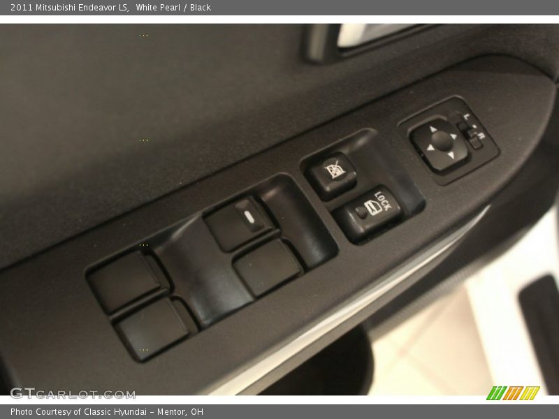 White Pearl / Black 2011 Mitsubishi Endeavor LS