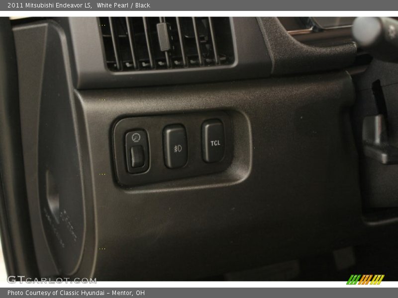 White Pearl / Black 2011 Mitsubishi Endeavor LS