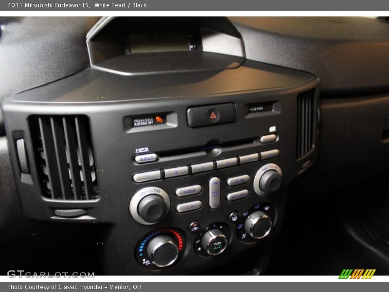 White Pearl / Black 2011 Mitsubishi Endeavor LS