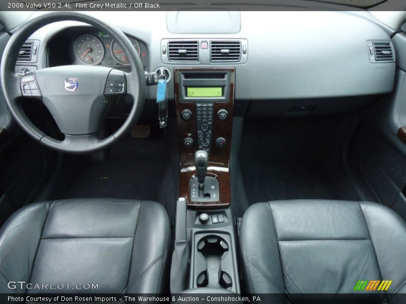 Dashboard of 2006 V50 2.4i