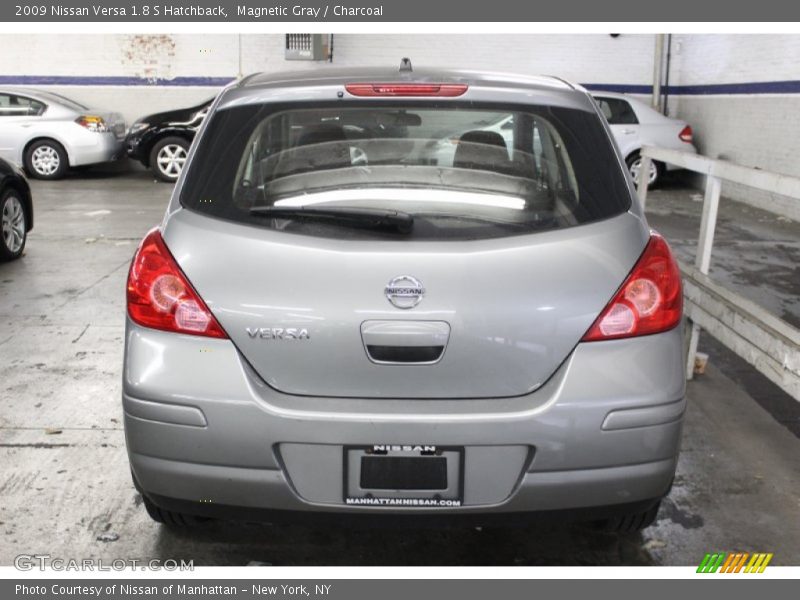 Magnetic Gray / Charcoal 2009 Nissan Versa 1.8 S Hatchback