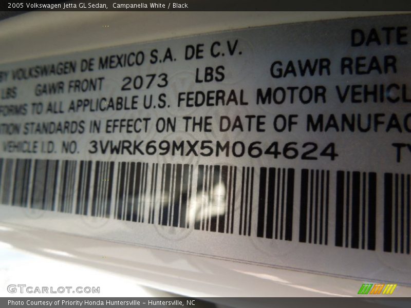 Campanella White / Black 2005 Volkswagen Jetta GL Sedan