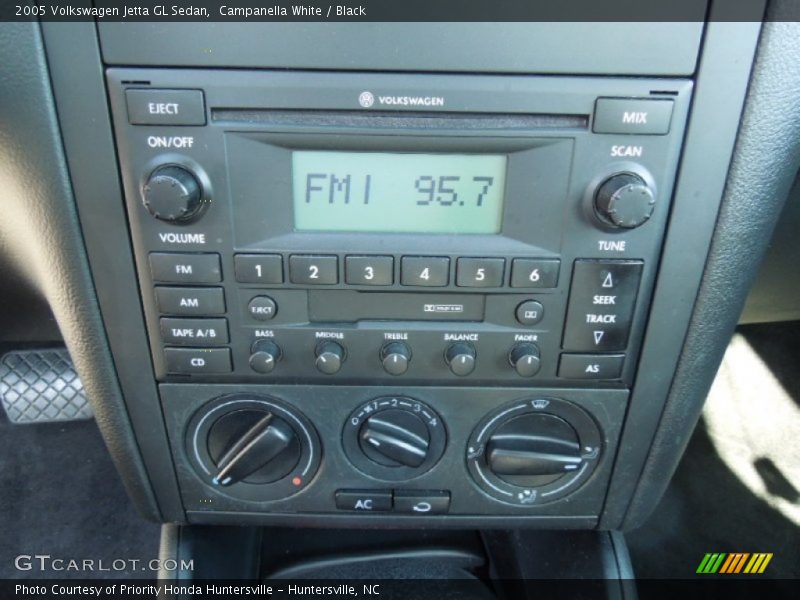 Campanella White / Black 2005 Volkswagen Jetta GL Sedan