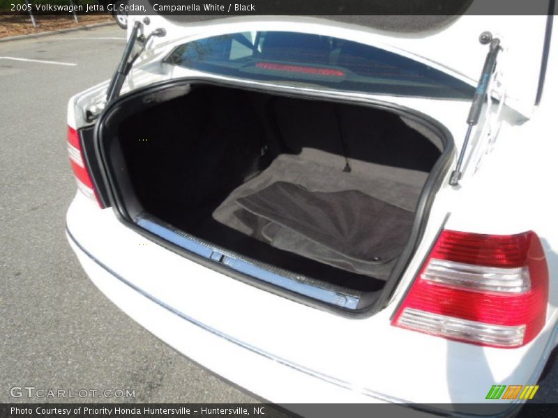 Campanella White / Black 2005 Volkswagen Jetta GL Sedan