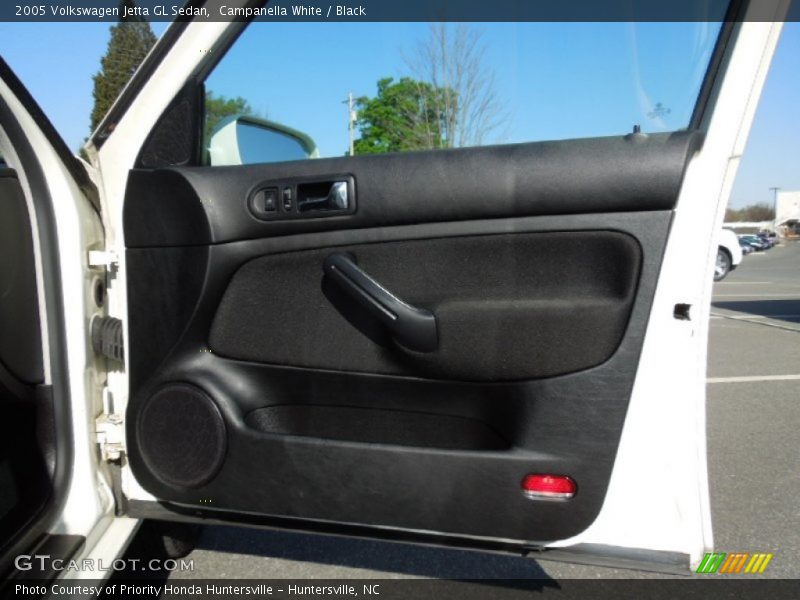 Campanella White / Black 2005 Volkswagen Jetta GL Sedan
