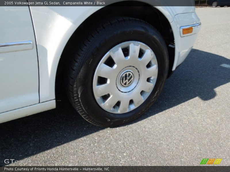 Campanella White / Black 2005 Volkswagen Jetta GL Sedan