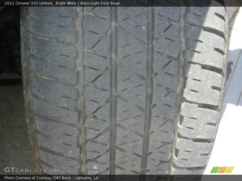 Bright White / Black/Light Frost Beige 2011 Chrysler 300 Limited