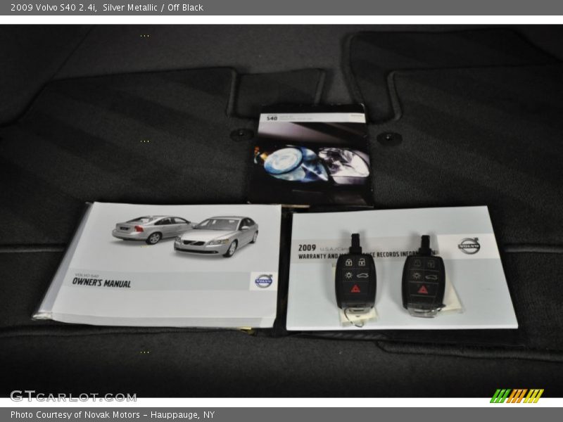 Silver Metallic / Off Black 2009 Volvo S40 2.4i