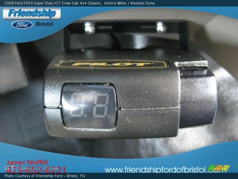 Oxford White / Medium Stone 2008 Ford F350 Super Duty XLT Crew Cab 4x4 Chassis