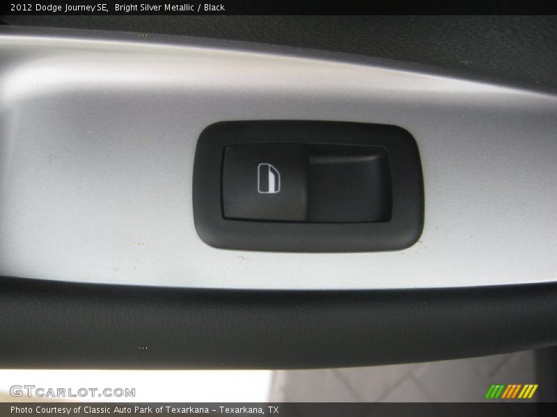 Bright Silver Metallic / Black 2012 Dodge Journey SE