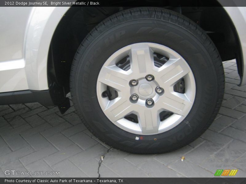 Bright Silver Metallic / Black 2012 Dodge Journey SE