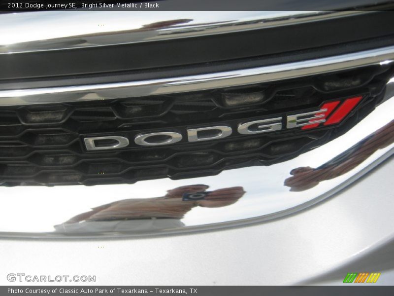 Bright Silver Metallic / Black 2012 Dodge Journey SE