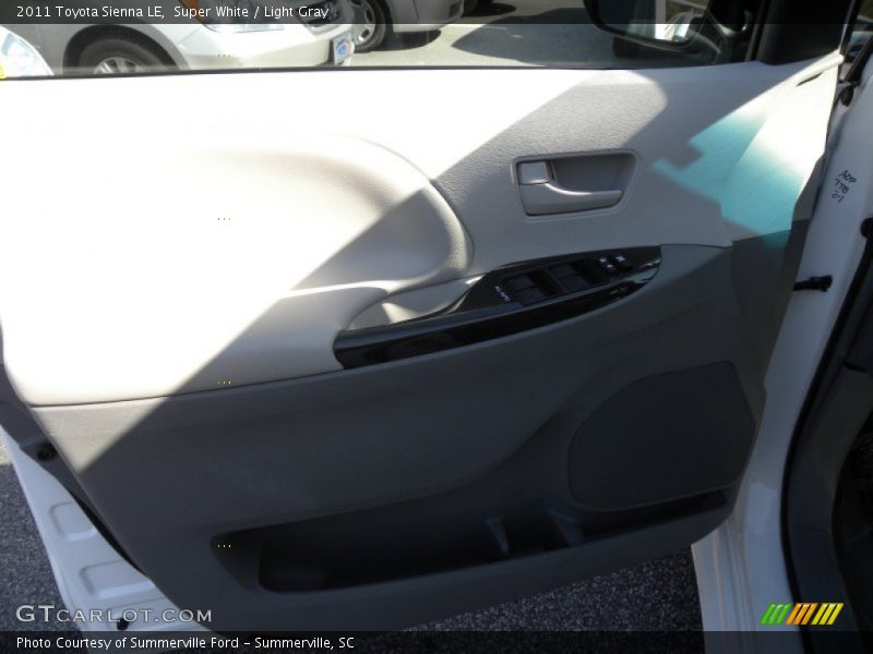 Super White / Light Gray 2011 Toyota Sienna LE