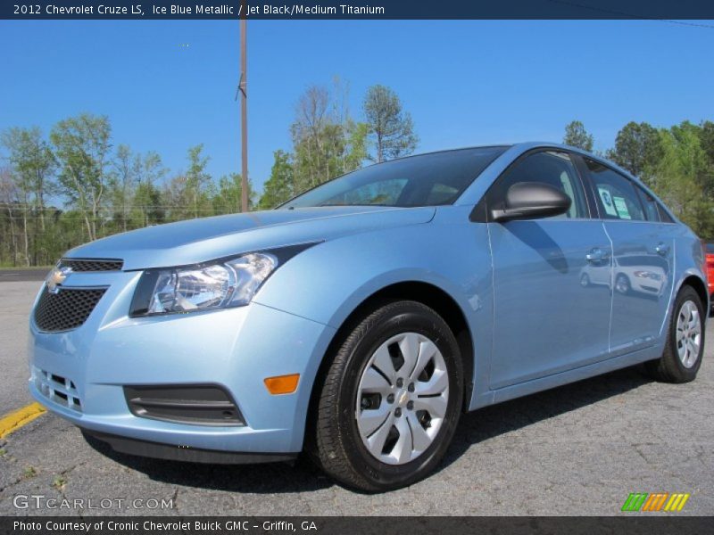 Front 3/4 View of 2012 Cruze LS